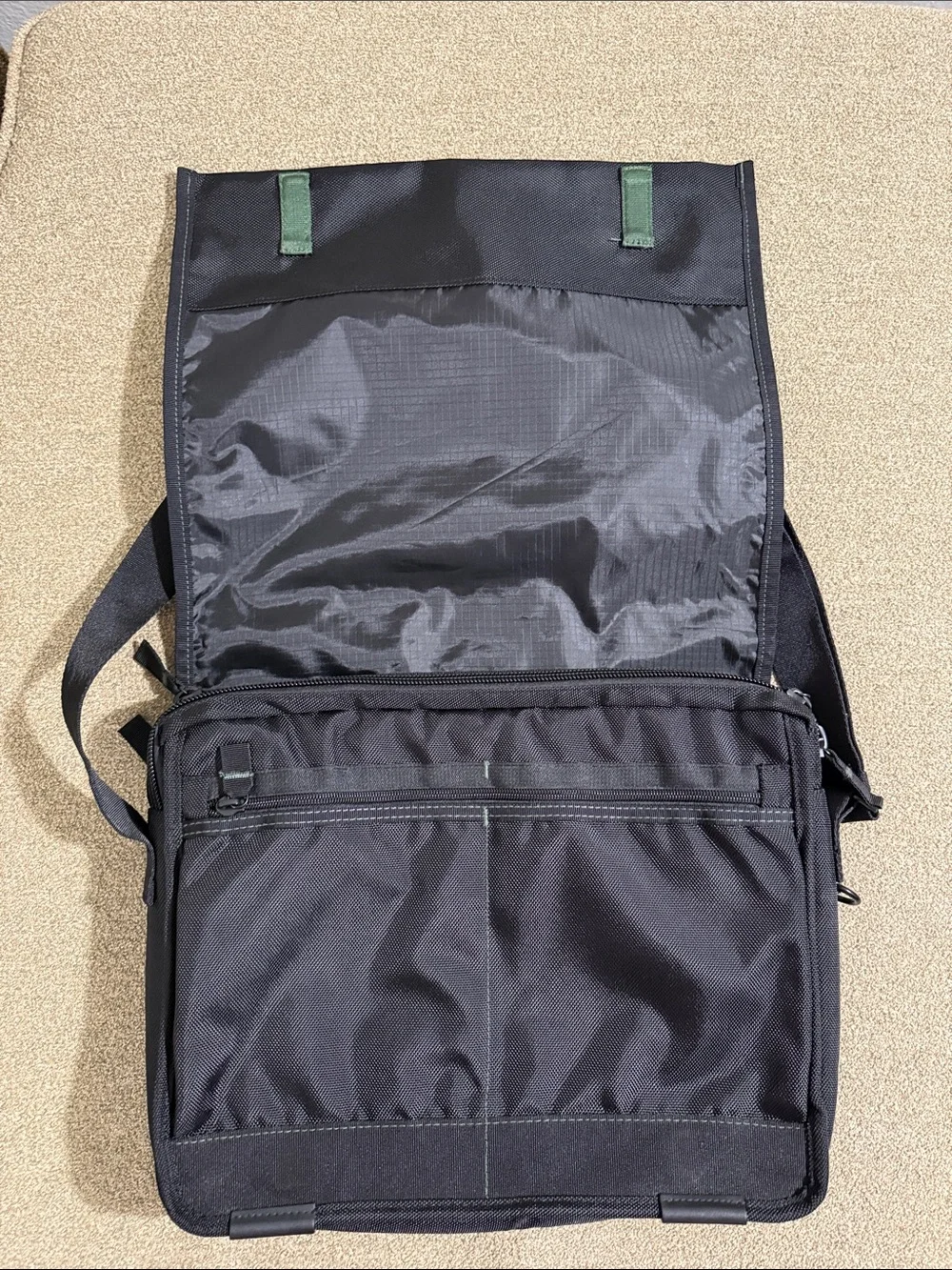 Targus Laptop Bag in Black W/ Shoulder Strap & Handle Magnetic Flaps Padded